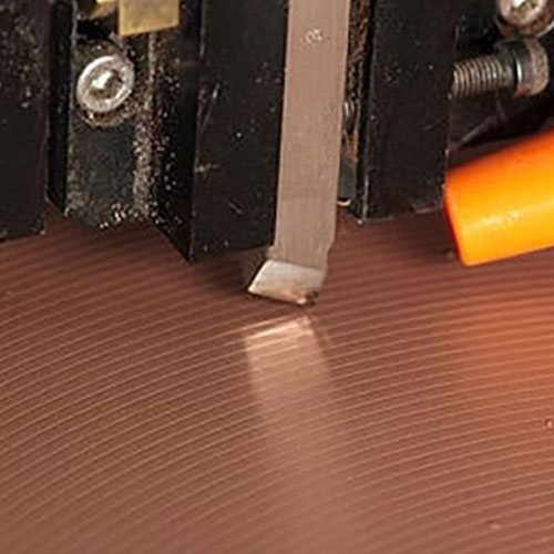 Dispozitiv de corectare a plăcii de poală